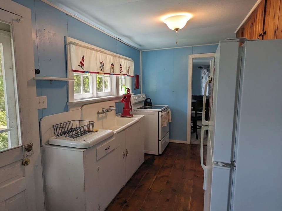 Kitchen - Cookware, Coffee maker, Microwave, Refrigerator,  Toaster,  Utensils, Stovetop elec,  Dining table.