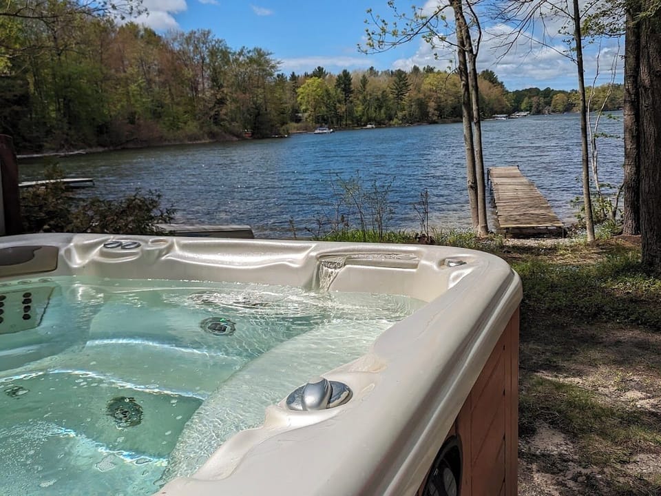 Dock,  Beach chairs, Fire pit, Gas grill, Waterfront, 2 Kayaks, Hot Tub.