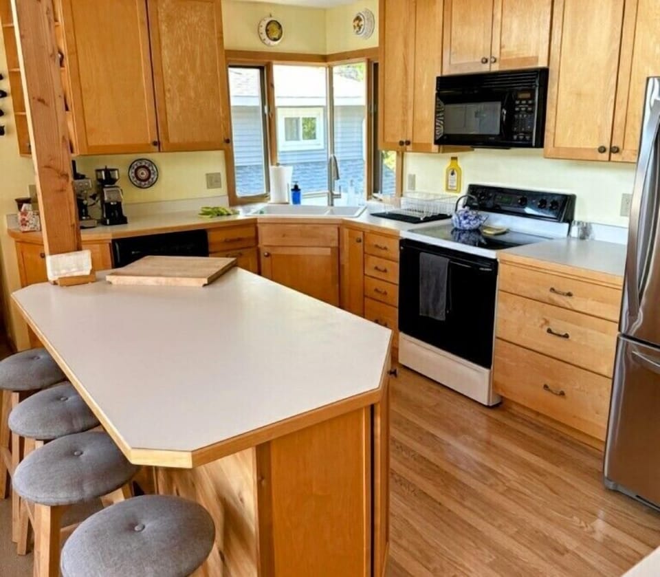 Upstairs Kitchen area - Fully equipped, cooking basics, dishware & flatware, dishes/utensils for kids, oven, stove, refrigerator, dishwasher, microwave, toaster, toaster oven, drip coffee maker, coffee grinder, espresso machine, trash bags, paper towels.