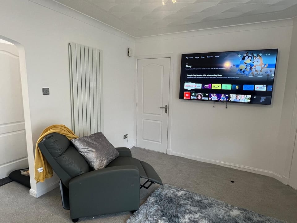 New carpets and paint and furniture fitted May 2024