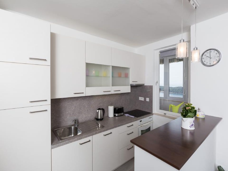 Apartment (One Bedroom Apartment with Sea View a) | Private kitchen | Fridge