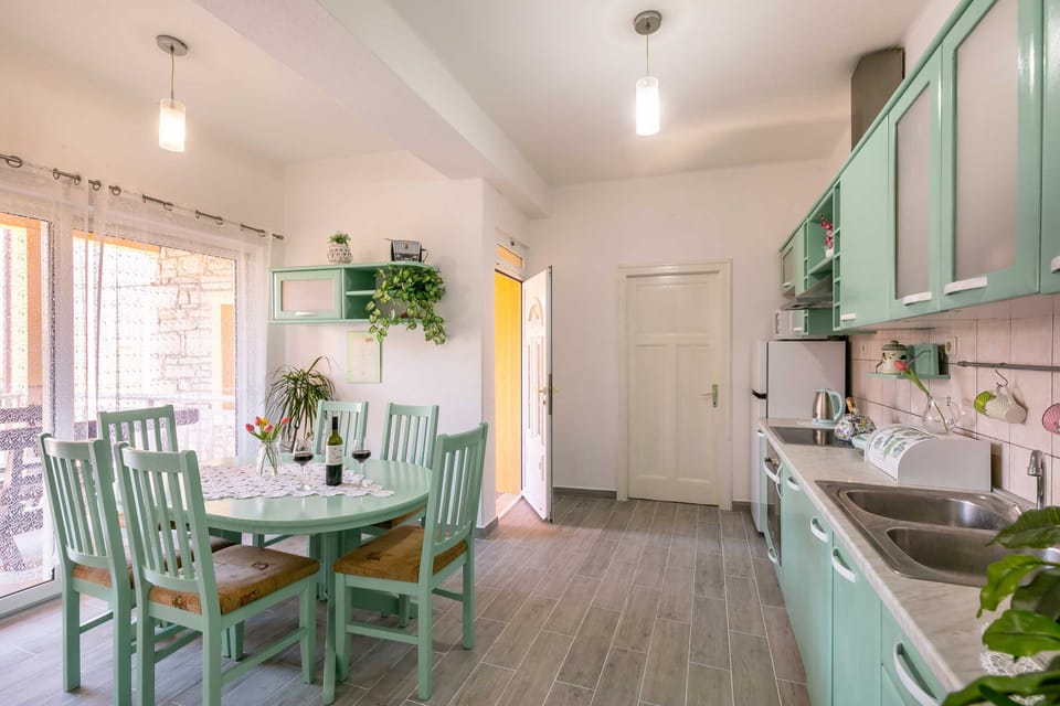 House (Three Bedroom Holiday Home with Sea V) | Dining room