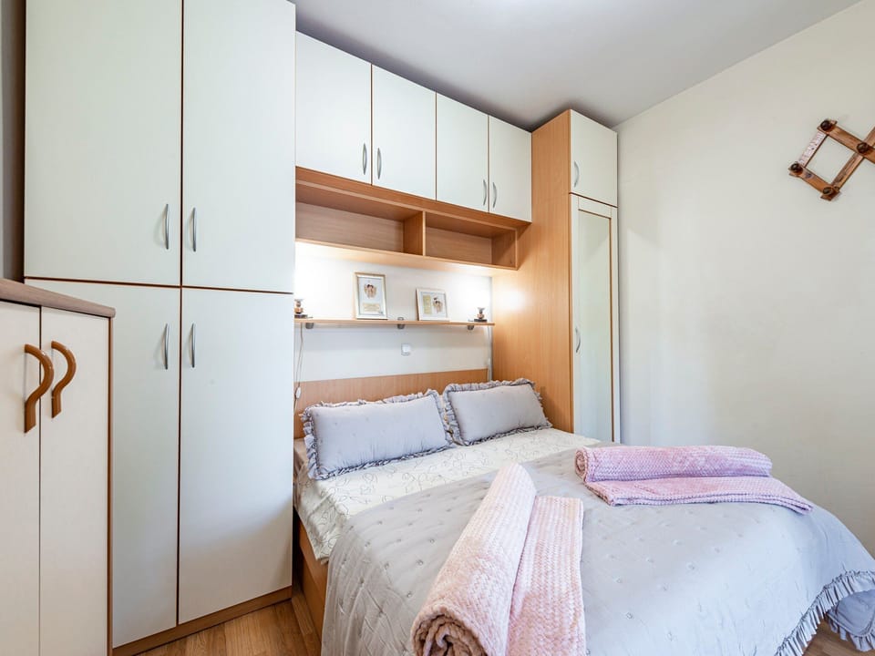 Studio (Studio Apartment with Terrace) | Living room | 32-inch flat-screen TV with digital channels