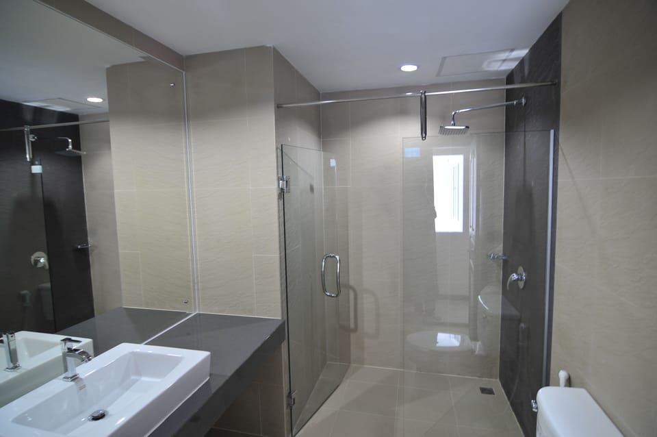 Standard Double Room | Bathroom | Shower, free toiletries, towels