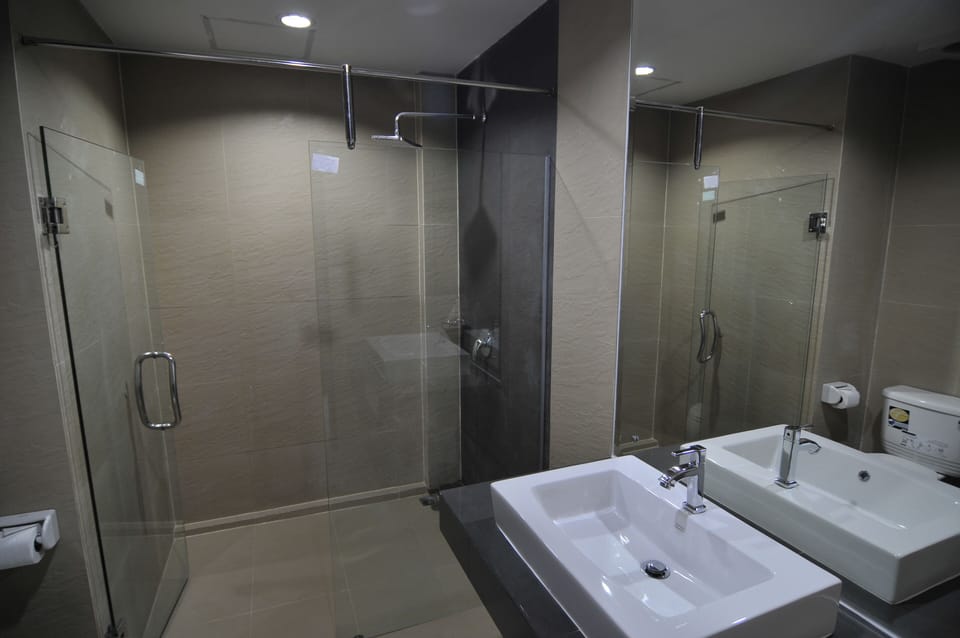 Shower, free toiletries, towels