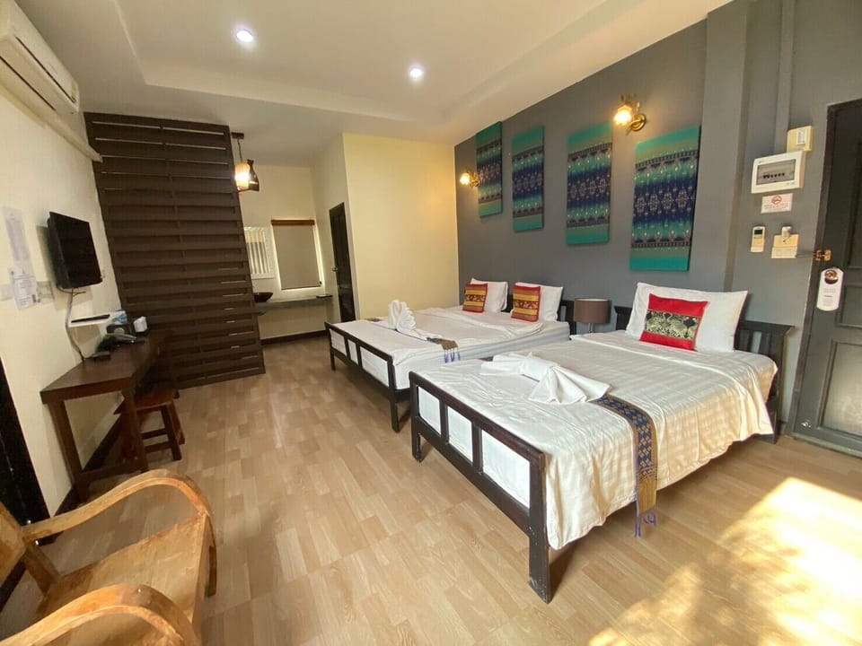 Triple Room  | Desk, WiFi (free)