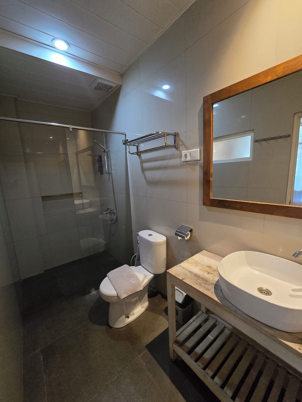 Deluxe Double Room | Bathroom | Free toiletries, towels, soap, shampoo