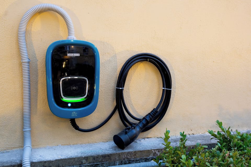 Electric vehicle charging station