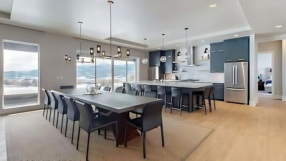 Kitchen & Dining
