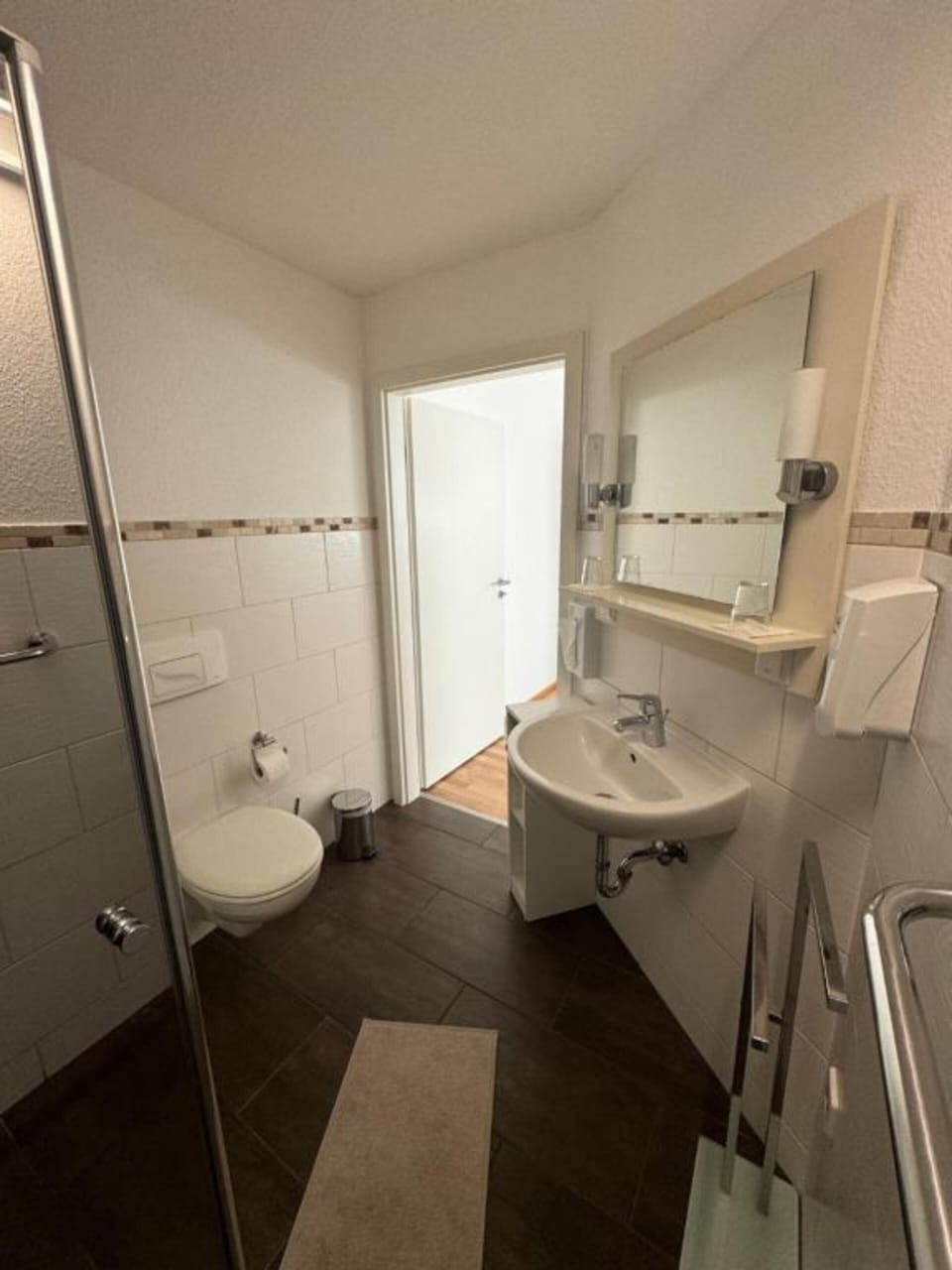 Standard Room | Bathroom | Shower, hair dryer, towels