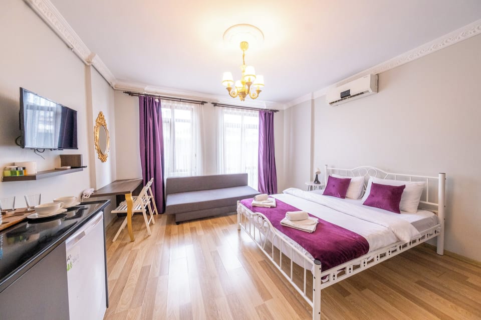 Superior Room | Egyptian cotton sheets, premium bedding, minibar, desk