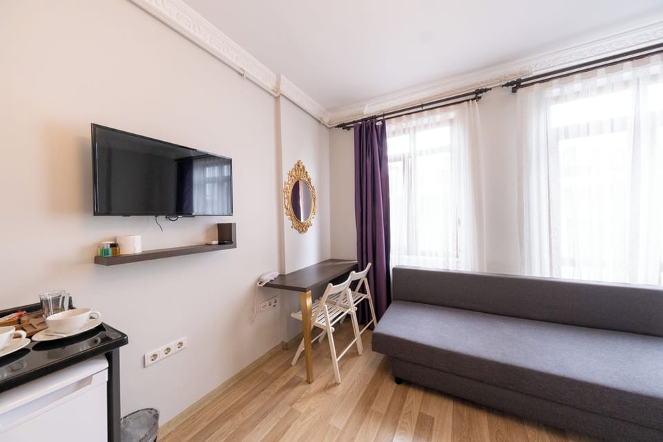 Superior Room | Egyptian cotton sheets, premium bedding, minibar, desk