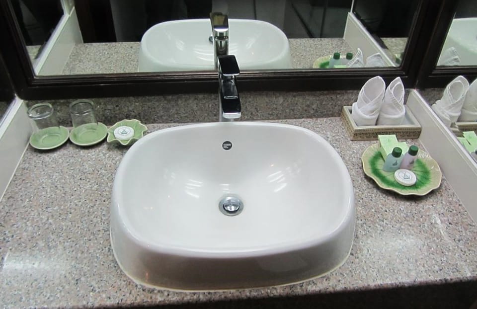 Bathroom sink