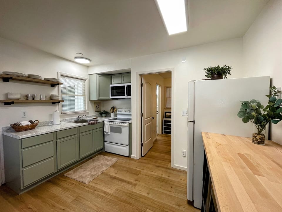 Kitchen/Dining Bar