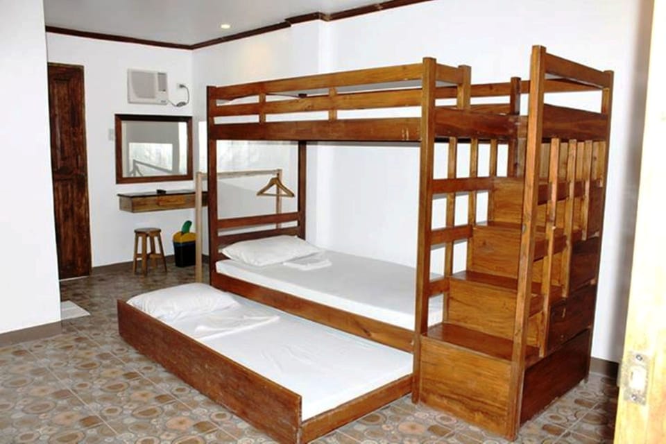 Hypo-allergenic bedding, desk, blackout drapes, free WiFi