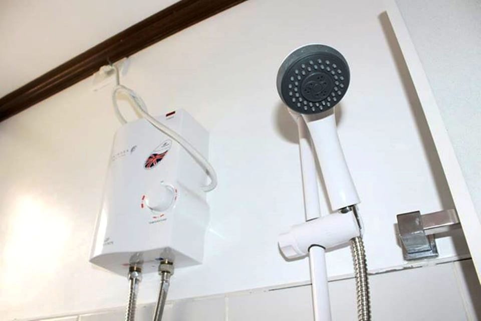Deluxe Room | Bathroom | Shower, free toiletries, hair dryer, towels