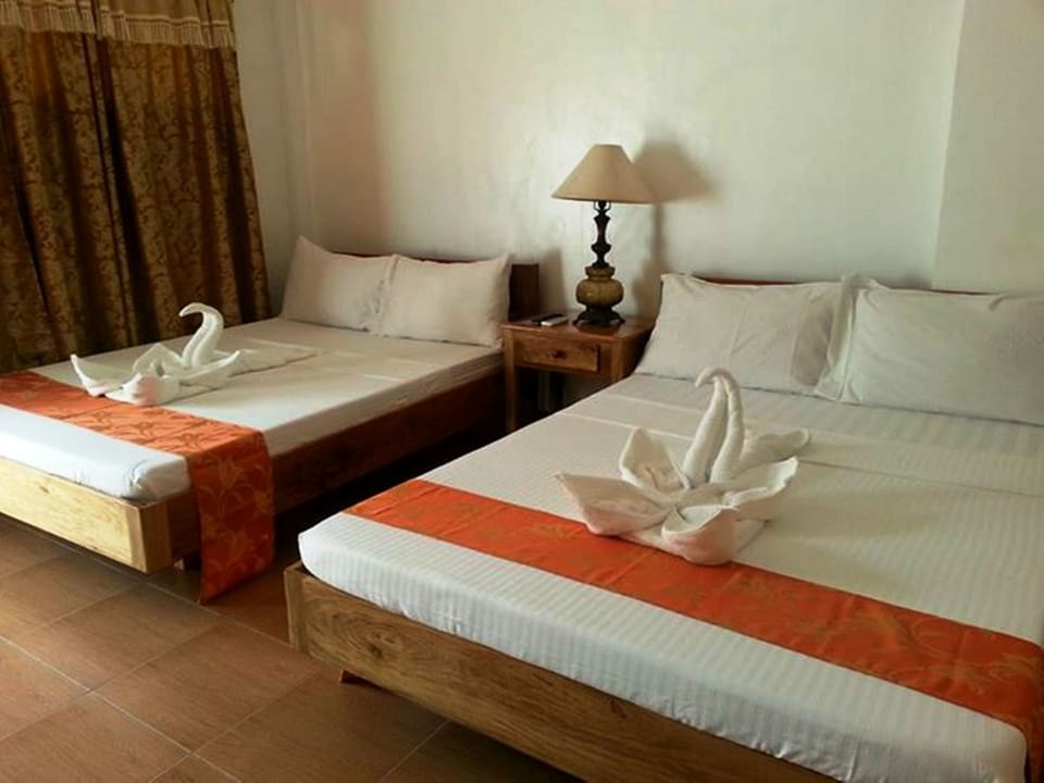 Hypo-allergenic bedding, desk, blackout drapes, free WiFi