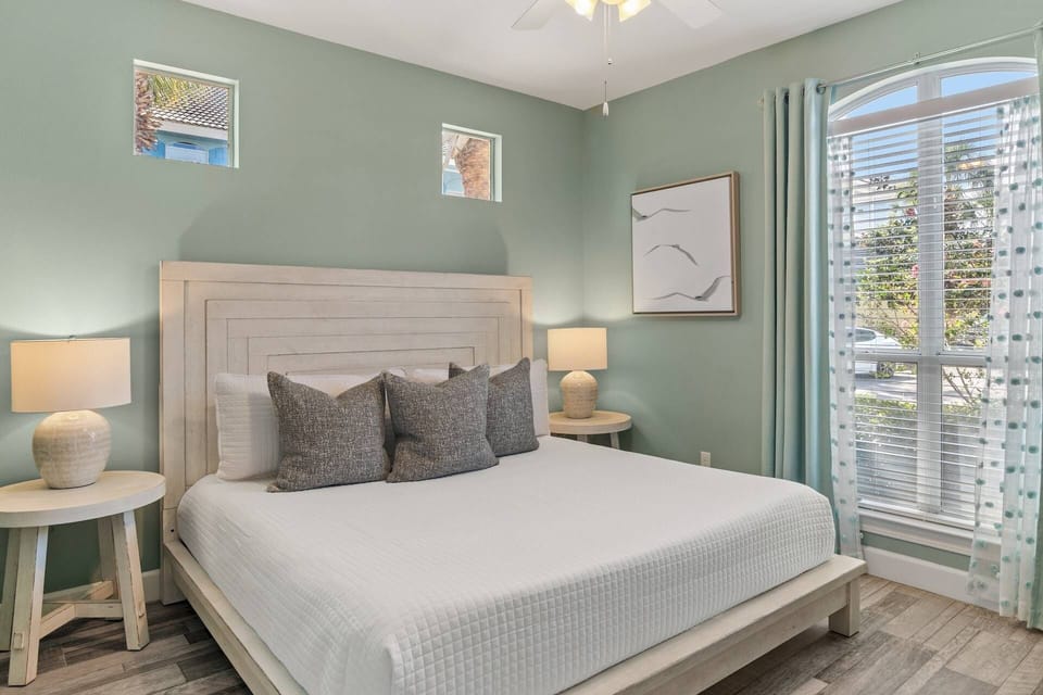 Master Bedroom - Beautiful & Comfortable King Bedroom Set, Smart TV, Ceiling Fan, Closet and Ensuite Bathroom