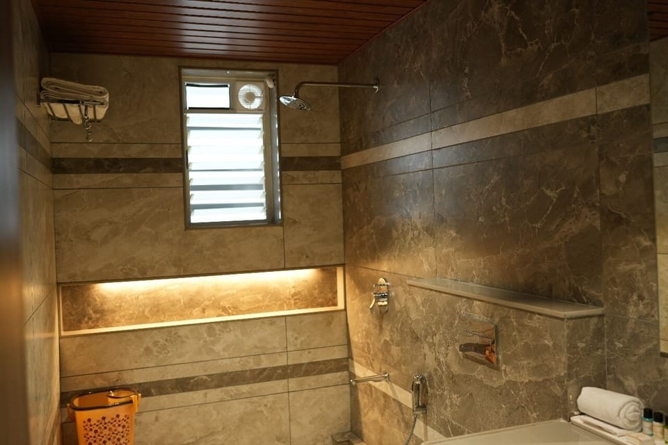 Shower, rainfall showerhead, free toiletries, hair dryer