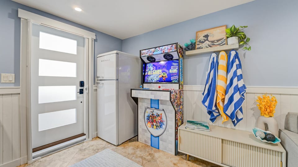  Discover the recreation room equipped with a TV, games, and beach essentials, ideal for entertaining kids and adults alike after a day of sun and surf.