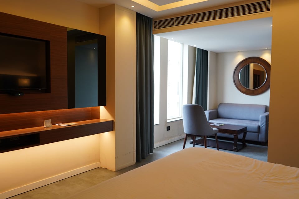 Executive Room | In-room safe, desk, laptop workspace, soundproofing