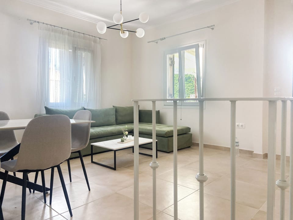 Basic House | Living area | Flat-screen TV
