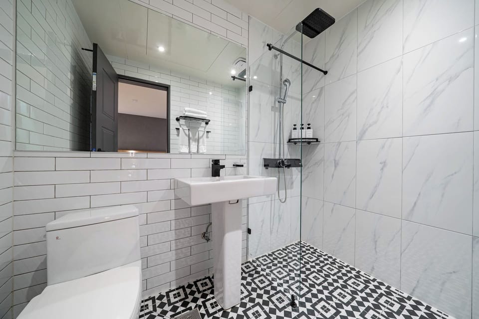 Family Twin (Double + Single) | Bathroom | Shower, rainfall showerhead, free toiletries, hair dryer