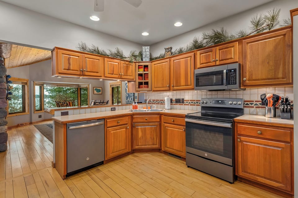 Full Kitchen with Dishwasher