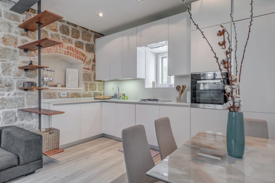 Deluxe Apartment | Private kitchen | Fridge, microwave, oven, stovetop