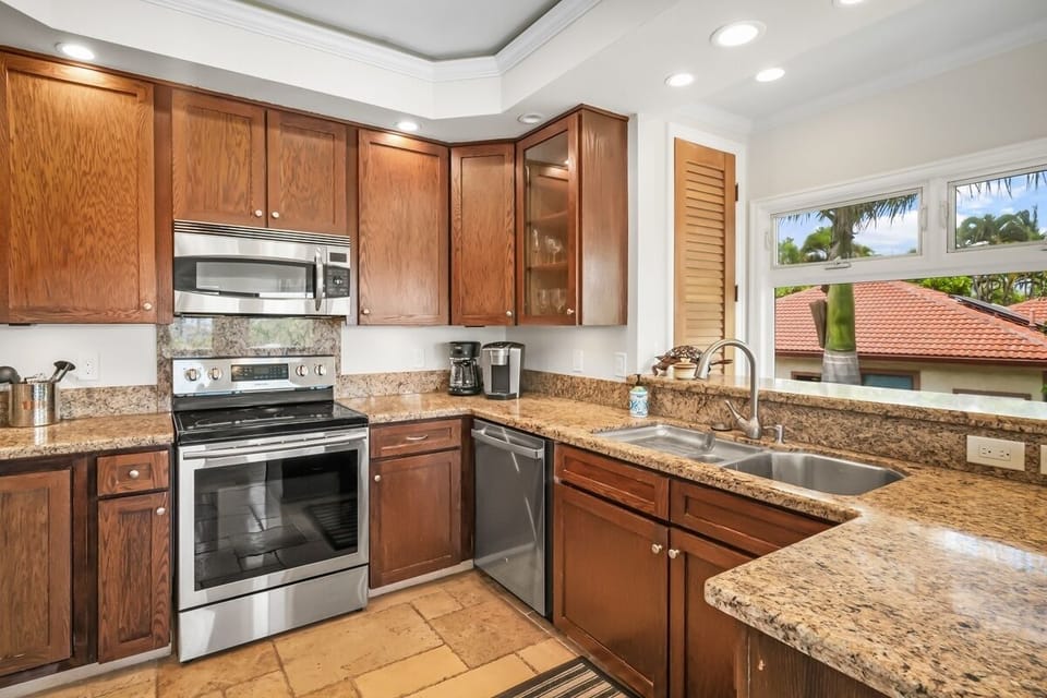 House, 4 Bedrooms | Private kitchen | Coffee/tea maker, fridge, oven, stovetop