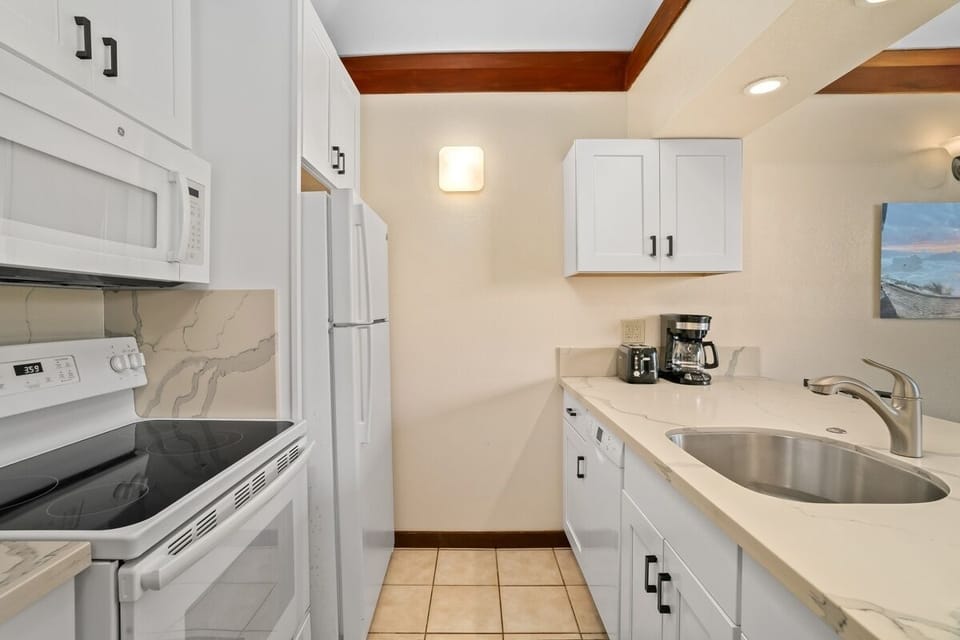 Condo, 1 Bedroom | Private kitchen | Coffee/tea maker, fridge, oven, toaster