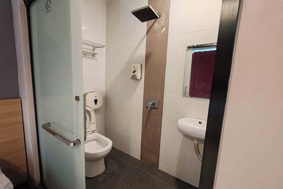 Family Room | Bathroom | Shower, rainfall showerhead, free toiletries, hair dryer