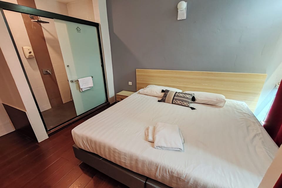 Deluxe Room | Desk, free WiFi