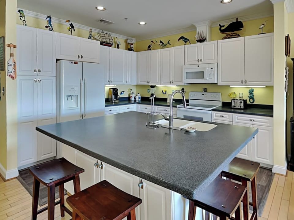 Kitchen w. Breakfast Bar
