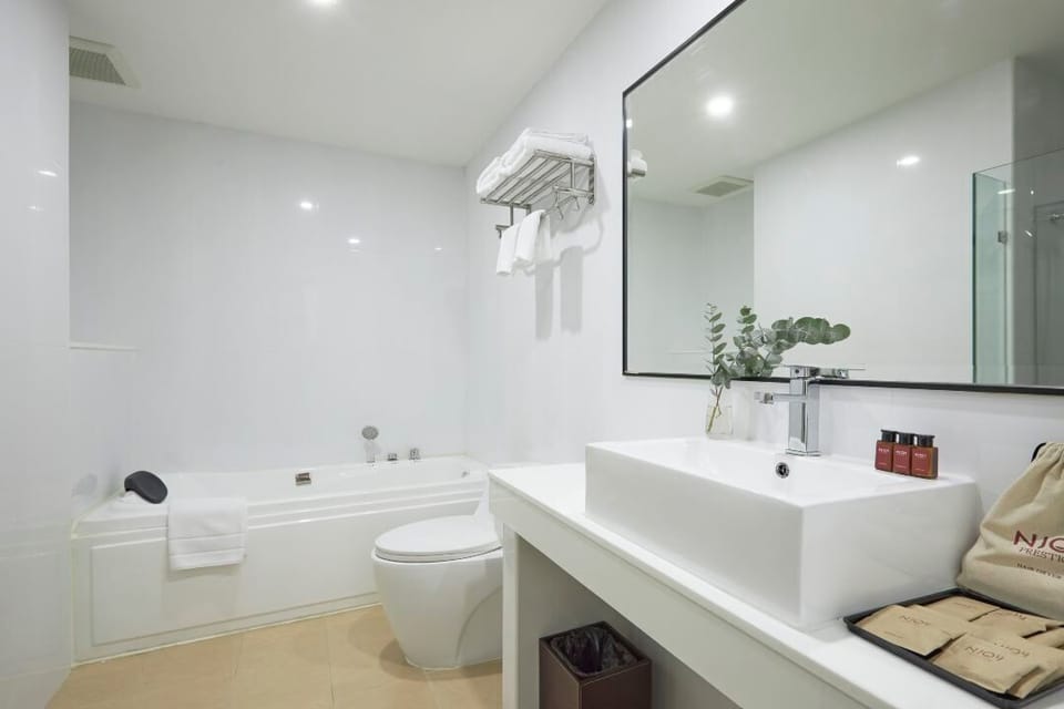 Family Room | Bathroom | Free toiletries, hair dryer, bidet, towels
