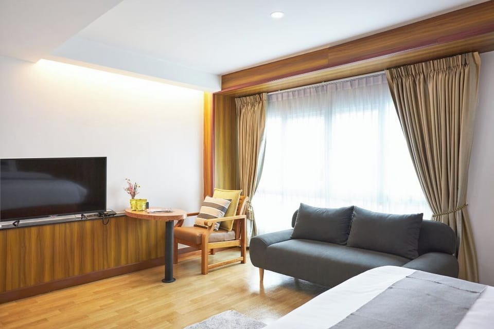 Premier Deluxe Double Room | Living area | 32-inch flat-screen TV with cable channels