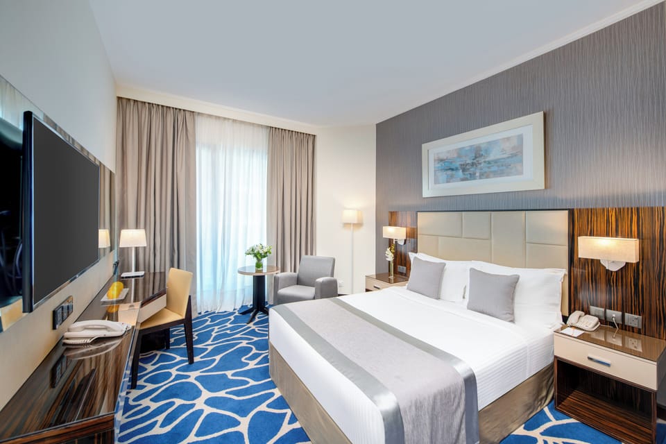 1 Queen Bed, Deluxe Room | Minibar, in-room safe, desk, blackout drapes