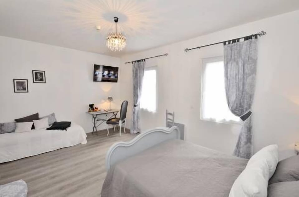 Triple Room | Desk, free cribs/infant beds, free WiFi