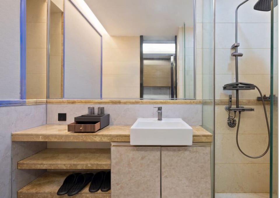 Executive Twin Room | Bathroom | Shower, hydromassage showerhead, designer toiletries, hair dryer