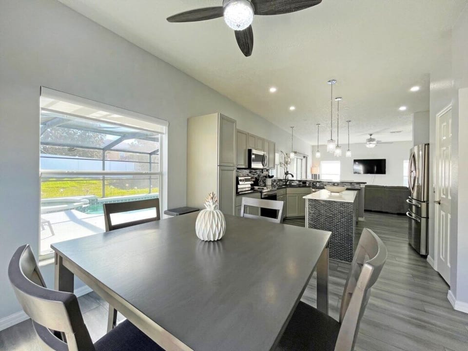 6-Breakfast Area.jpg