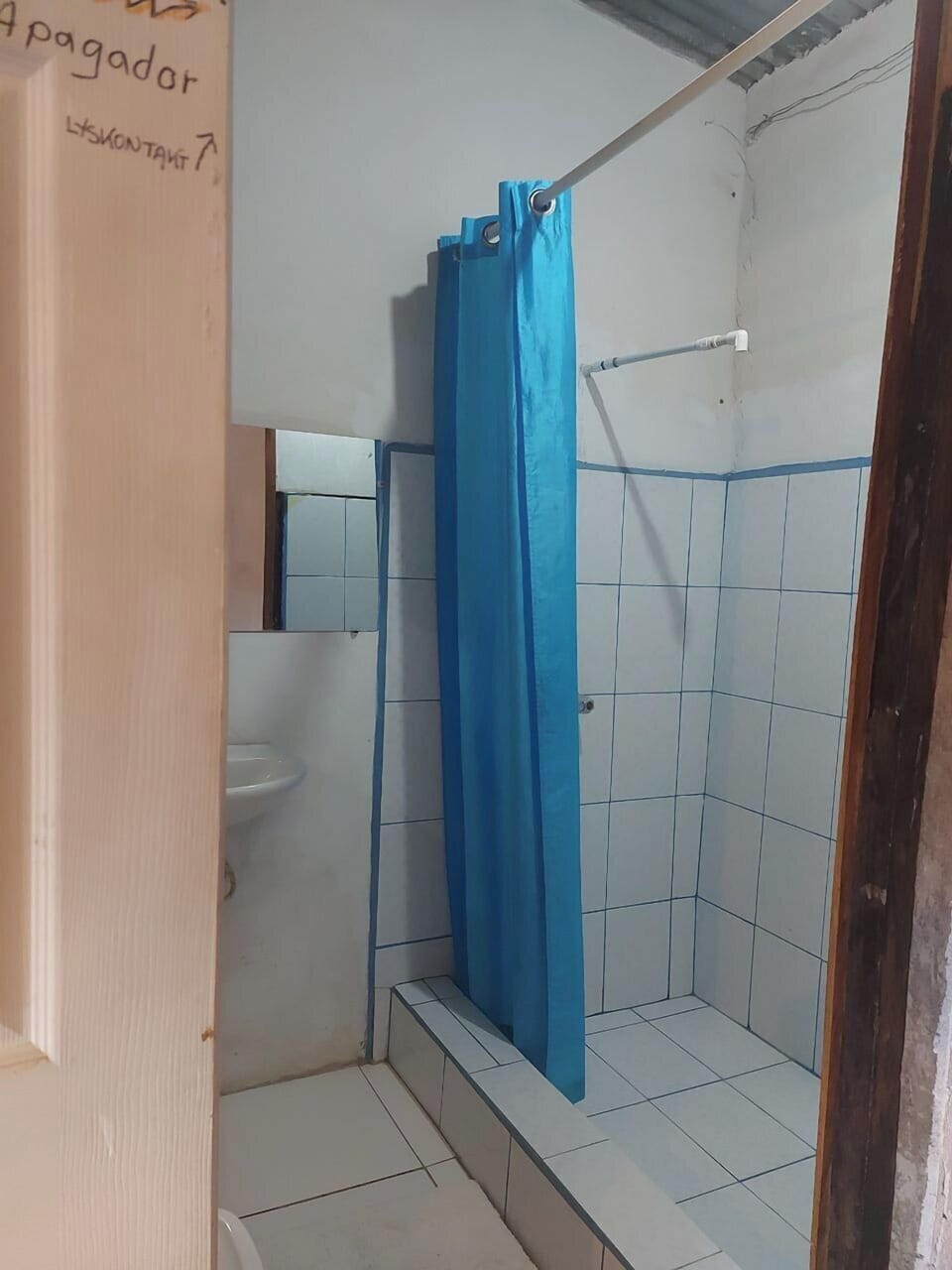 Family Single Room | Bathroom | Free toiletries, soap, toilet paper