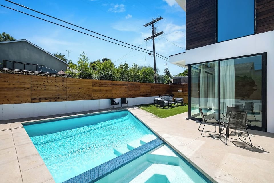The Modern Serenity Retreat House in Encino