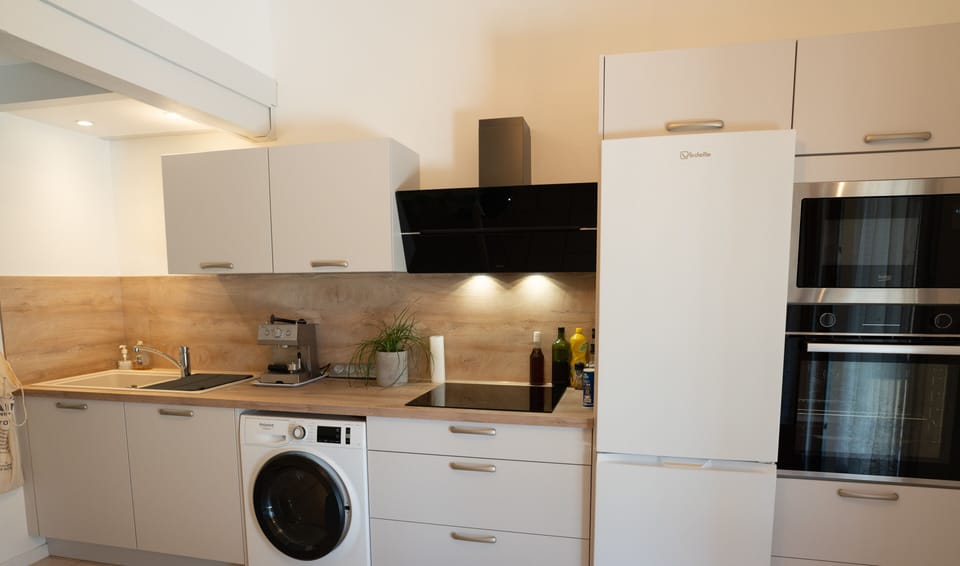 Fully equipped kitchen with dishwasher and washing machine. 