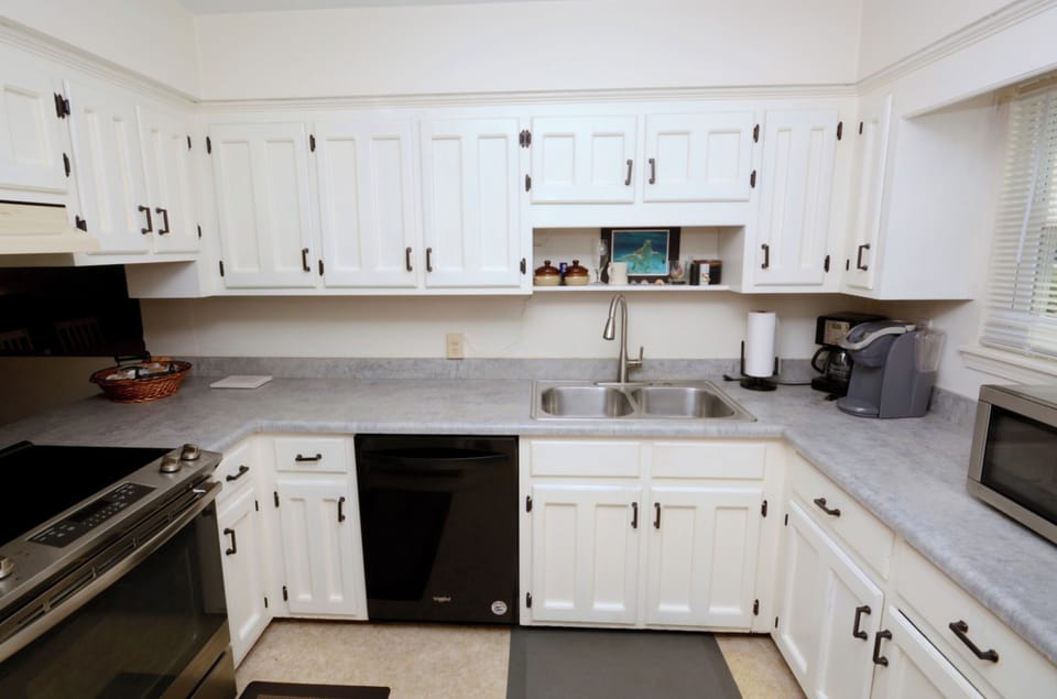 Kitchen w/ new fridge! 