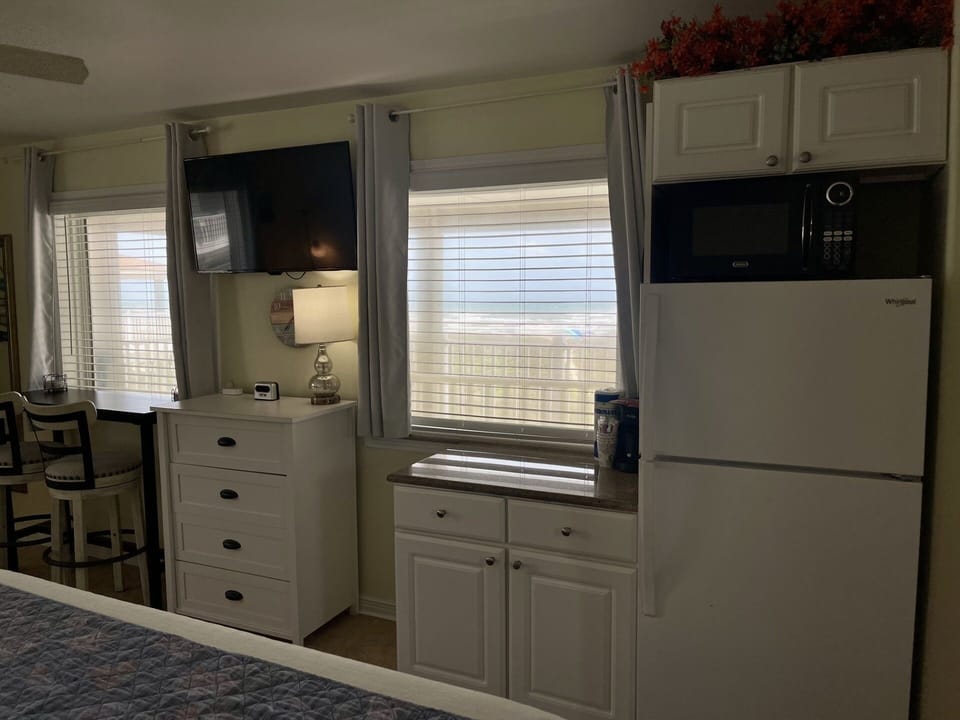 Room, 1 Bedroom | Private kitchen | Coffee/tea maker, fridge, toaster