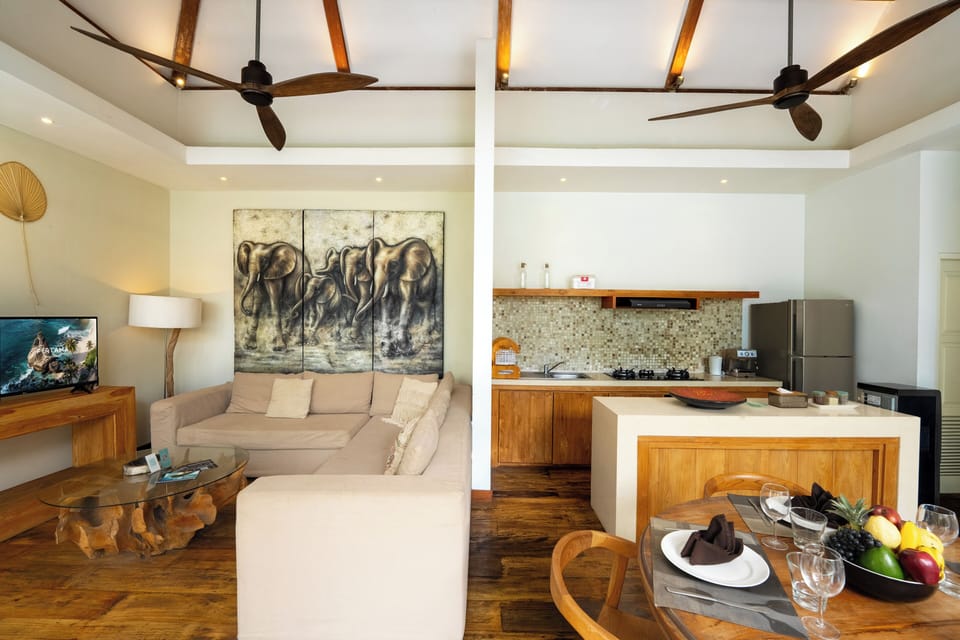 Deluxe Villa, Pool View | Dining room