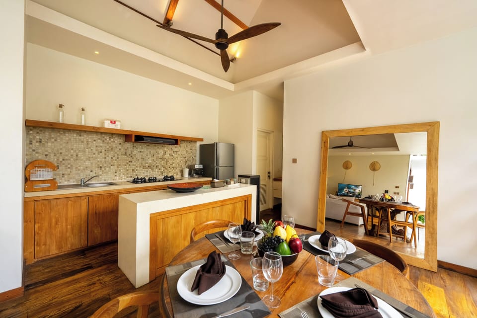 Deluxe Villa, Pool View | Dining room