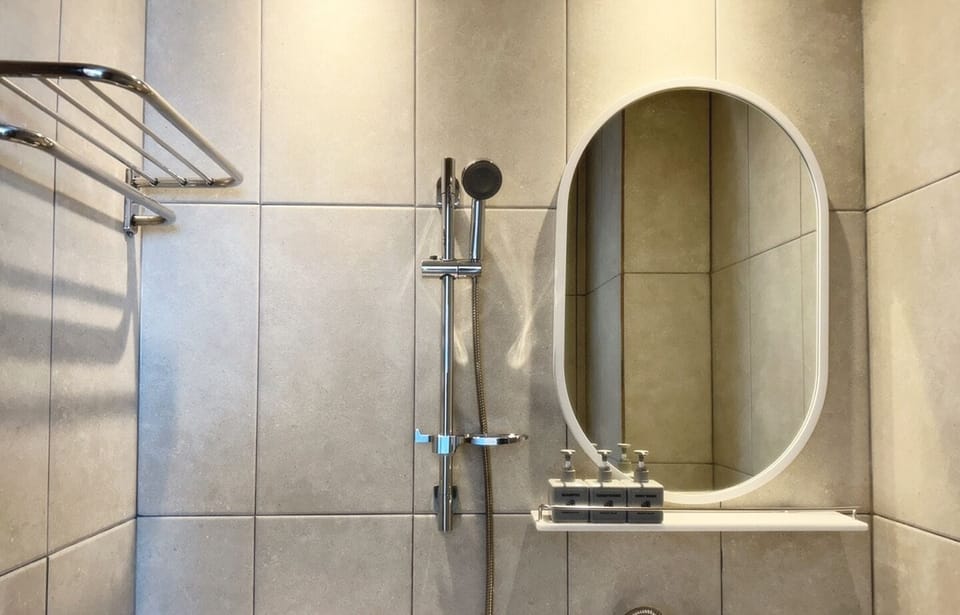 Double Room, Sea View | Bathroom | Shower, hair dryer, towels, shampoo
