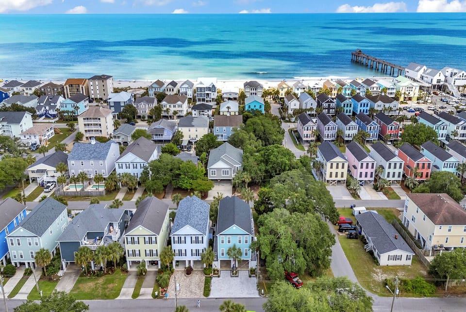 2 minutes to the beach ⛱️ 😎 out the back gate down 1st Avenue beach access. 
