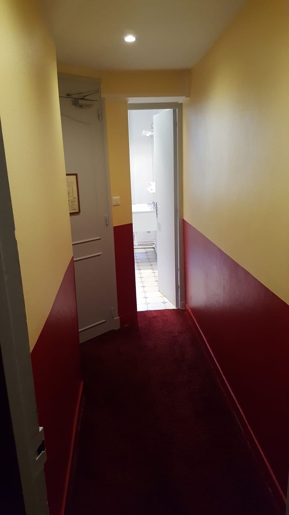 Single Room, Bathtub | In-room safe, desk, iron/ironing board, free WiFi